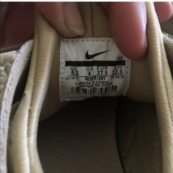 Nike Huarsche Tan and White Sneakers size 6 - Picture 6 of 6